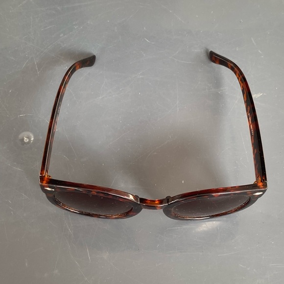 Tortoise Shell Polarized Retro Inspired High Fashion Oversize Round Sunglasses - Picture 4 of 10